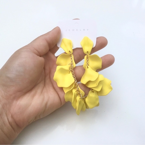 Bright yellow petals dangle earrings - Picture 3 of 3